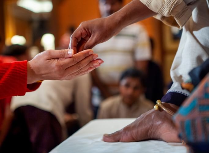 Sadhguru giving prasadam to a meditator